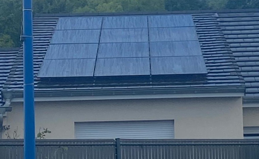 Panneaux solaires posés sur la toiture d'une maison individuelle, Nancy
