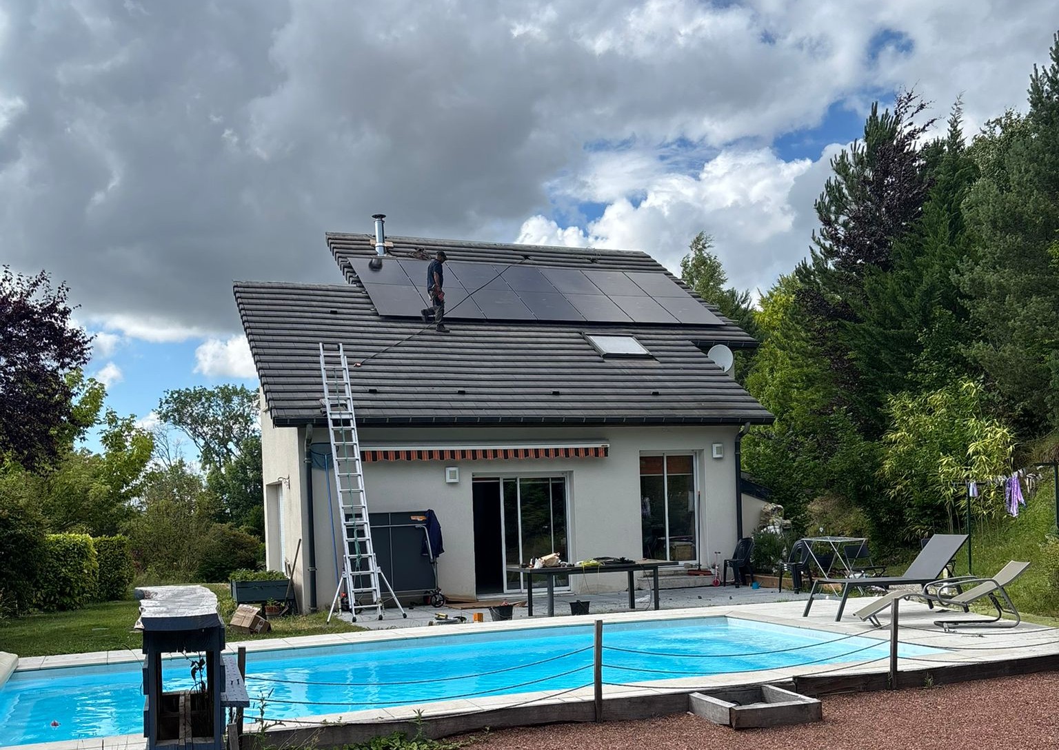 Pose de panneaux solaires par l'équipe Vision Digital Energies