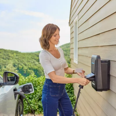 Borne Hager Witty installée au mur en résidentiel par un technicien VDE certifié IRVE, conforme à la norme NF C 15-100